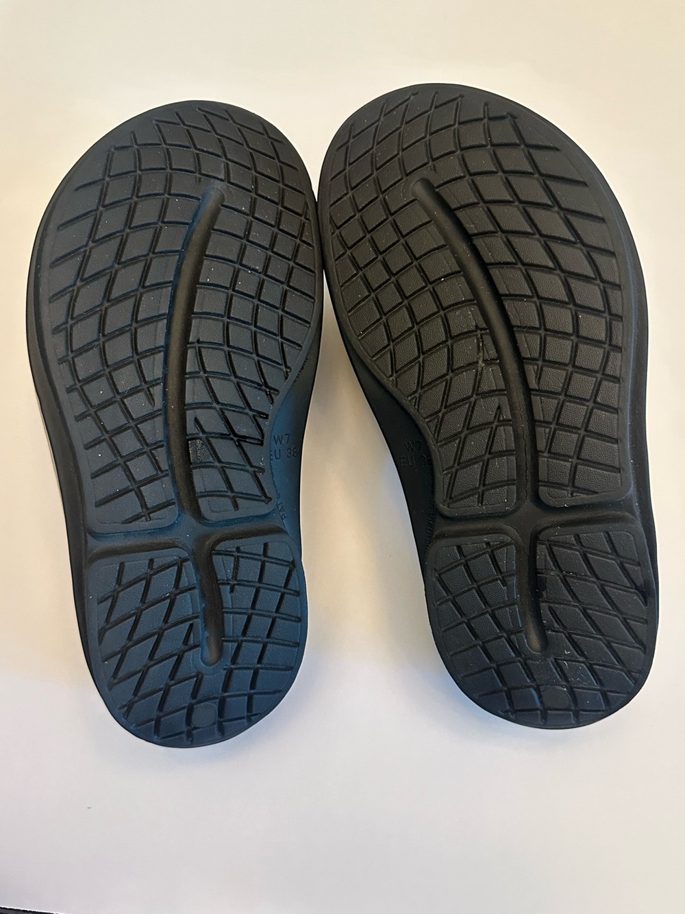Oofos OOahh Luxe Latte Slides Sandals Womens 7 Black Metallic Slip On Recovery - Picture 6 of 6